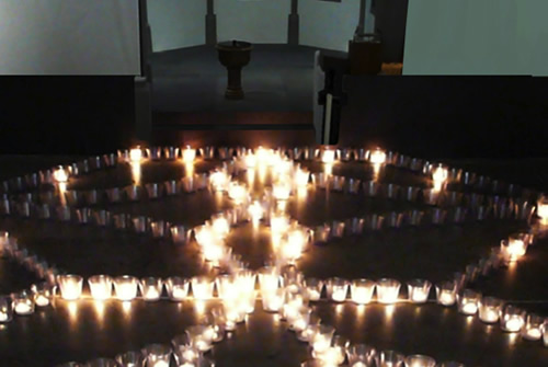 MUMA | Der Himmel auf Erden – Raum der Stille und des Lichts: Illumination mit rund 700  Kerzen, die gotische Decke spiegelnd.
Ein partizipatives Kunstwerk von unserem Künstler MUMA
